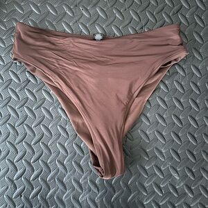 Skims 
SIGNATURE SWIM HIGH LEG BIKINI BOTTOM in COCOA.